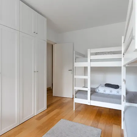 Apartment 3 Bedroom With Garden And Swimming Pool *