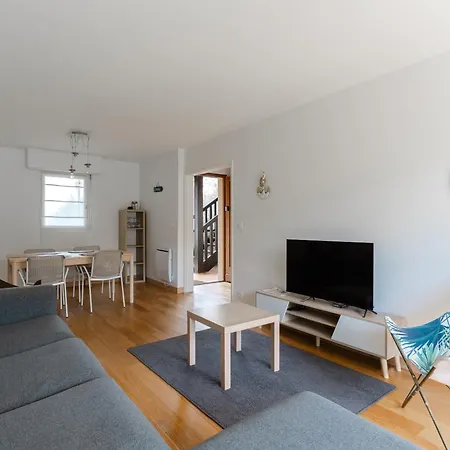 Apartment 3 Bedroom With Garden And Swimming Pool