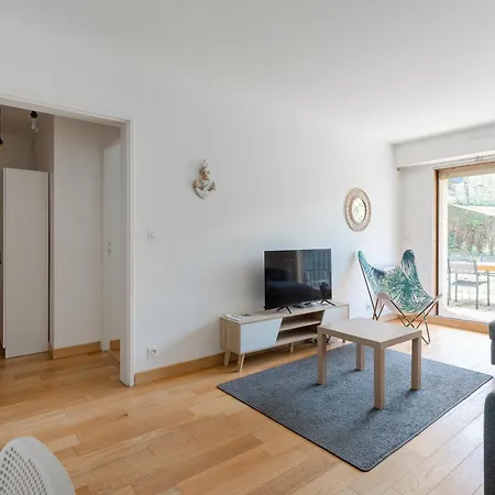 3 Bedroom With Garden And Swimming Pool Apartment *